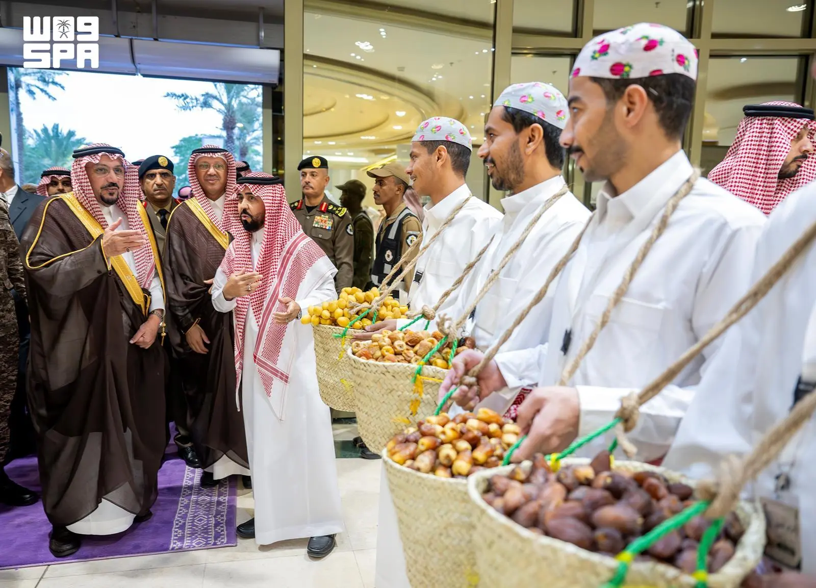 أمير القصيم يزور كرنفال بريدة الدولي للتمور ويطّلع على حركة المزادات والتسويق